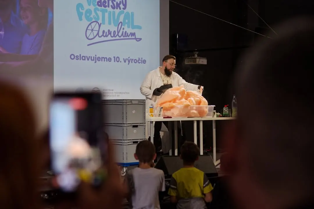 Slonia zubná pasta na pódiu festivalu pred deťmi