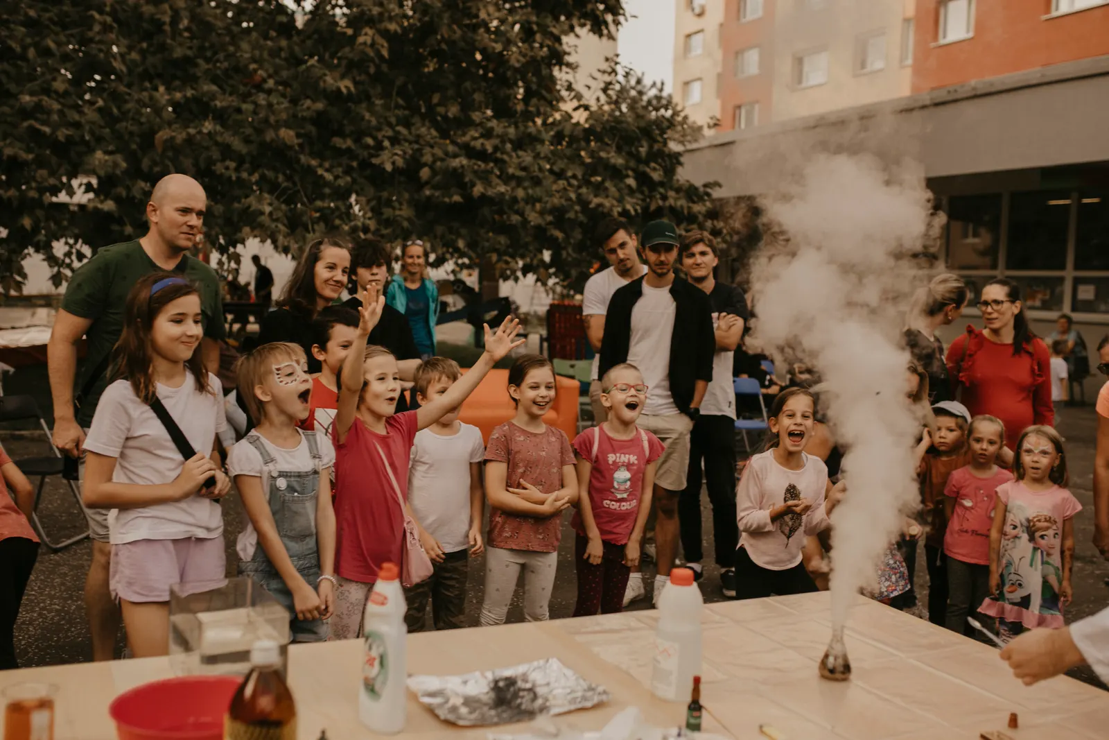 Deti s úžasom sledujú oblak dymu pri pokuse vonku
