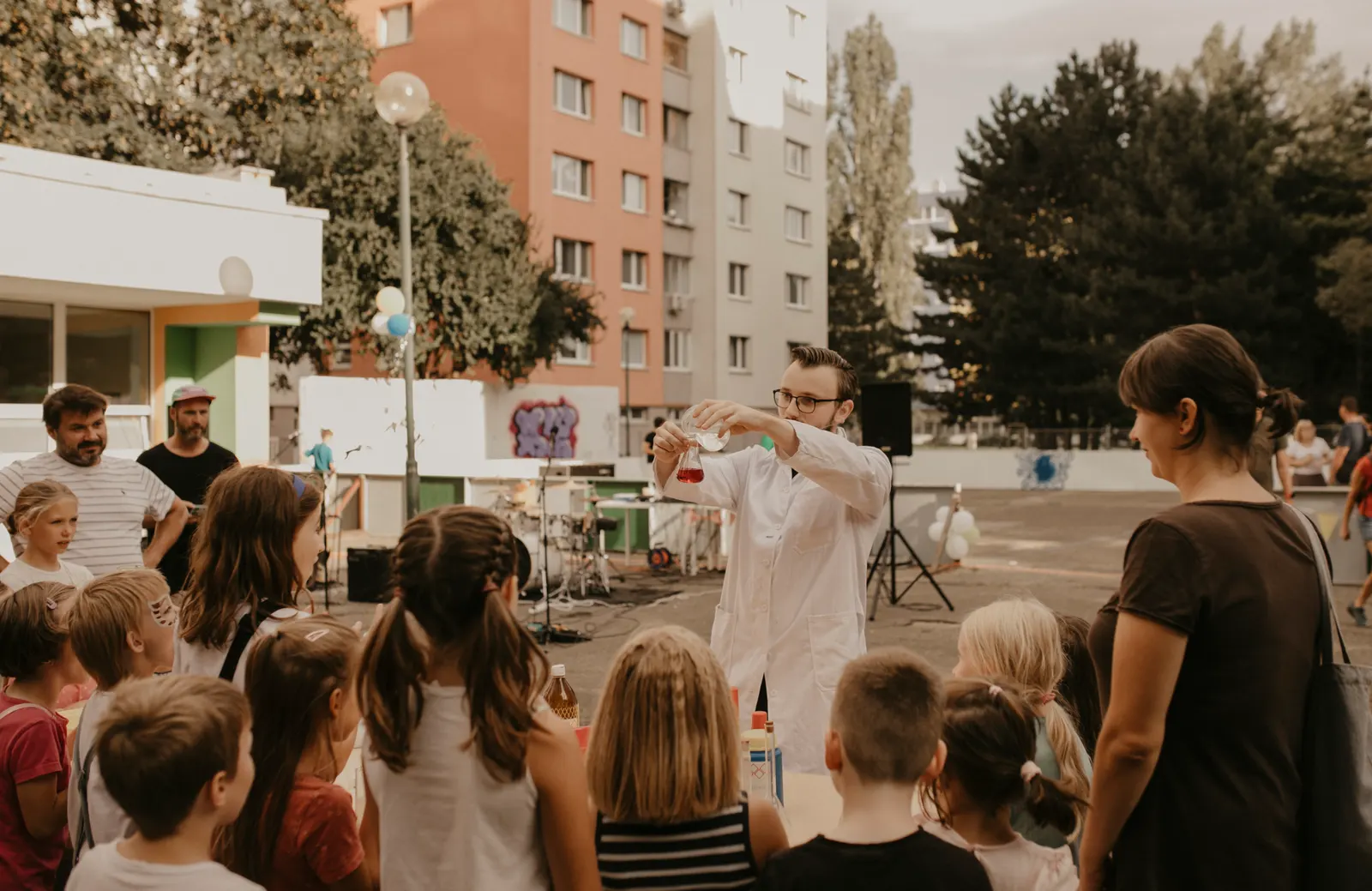Deti sledujú pokus na podujatí pod holým nebom