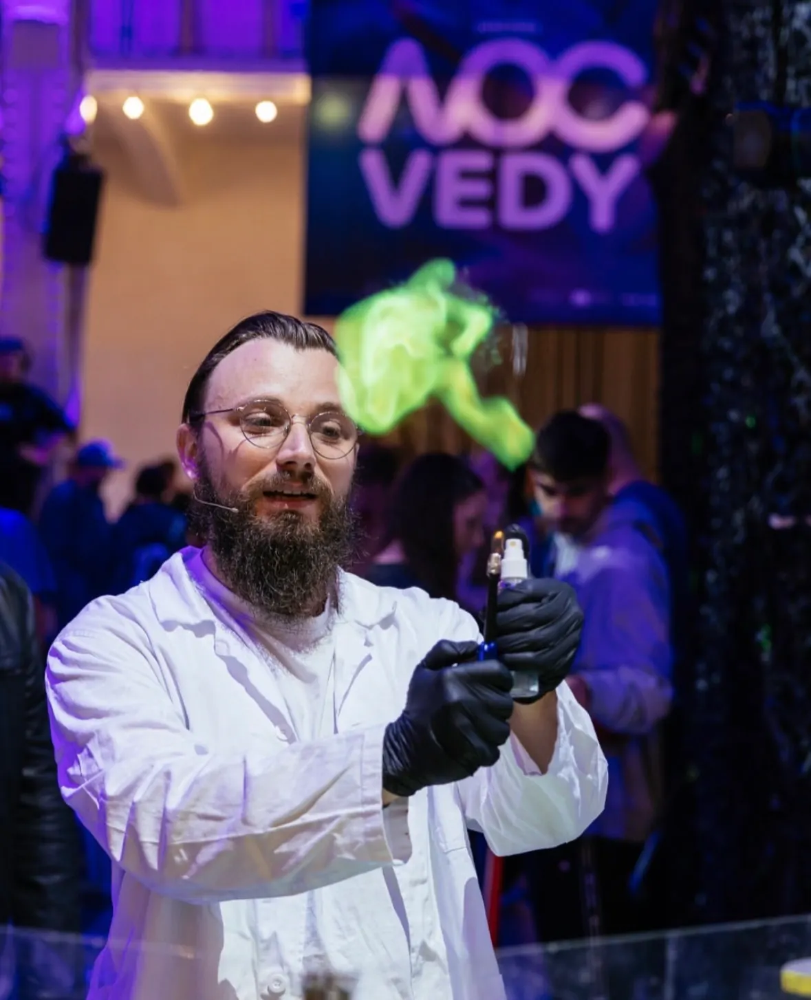 Zelený plameň nad skúmavkou v rukách chemika