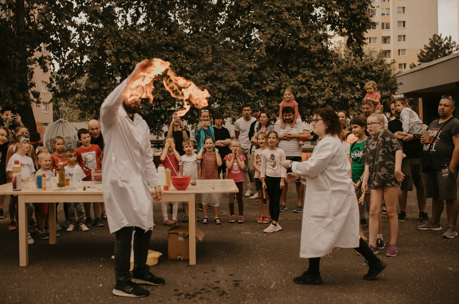 Ohnivý pokus počas vedeckej show pod holým nebom pred publikom