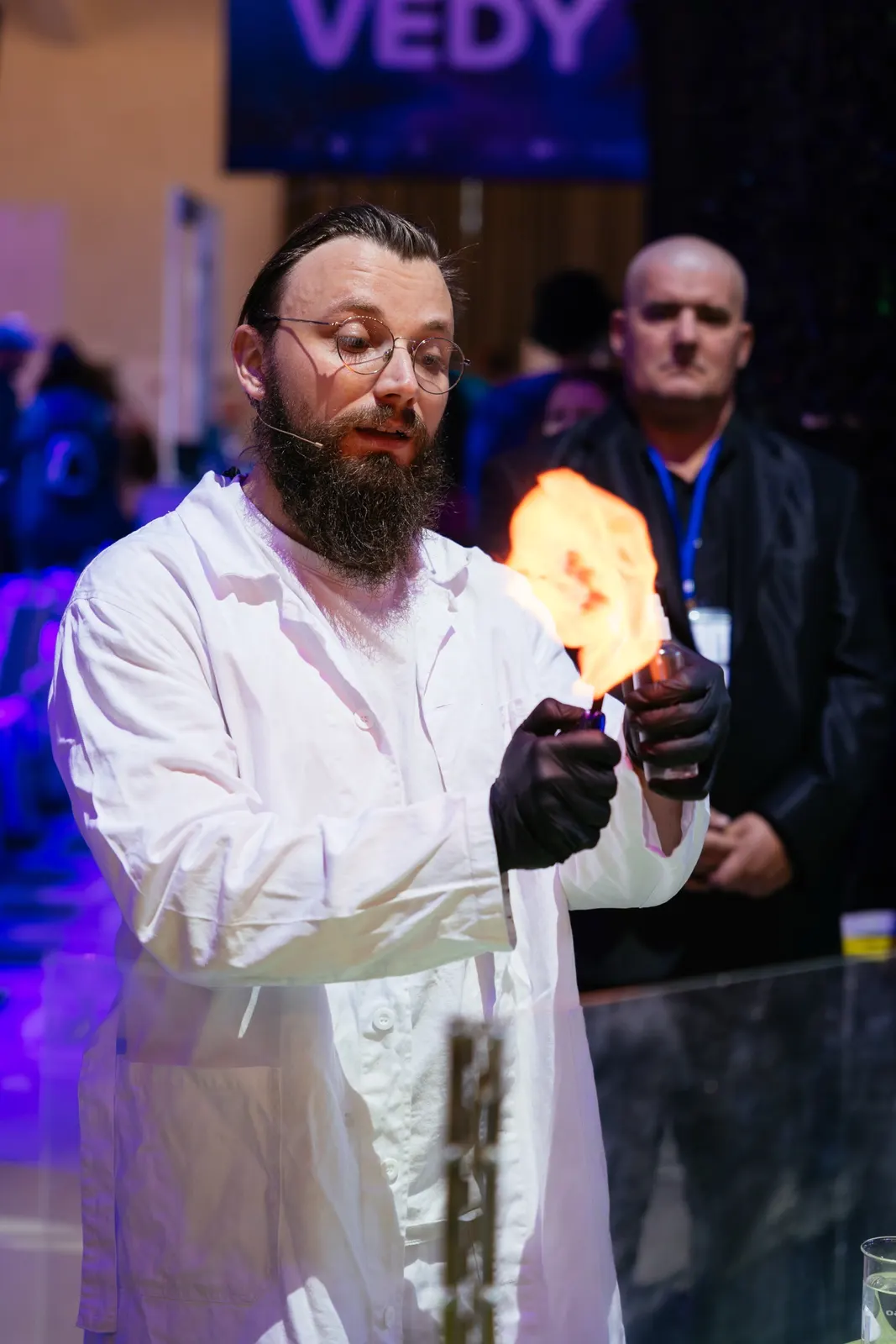 Chemik drží v ruke malý plameň