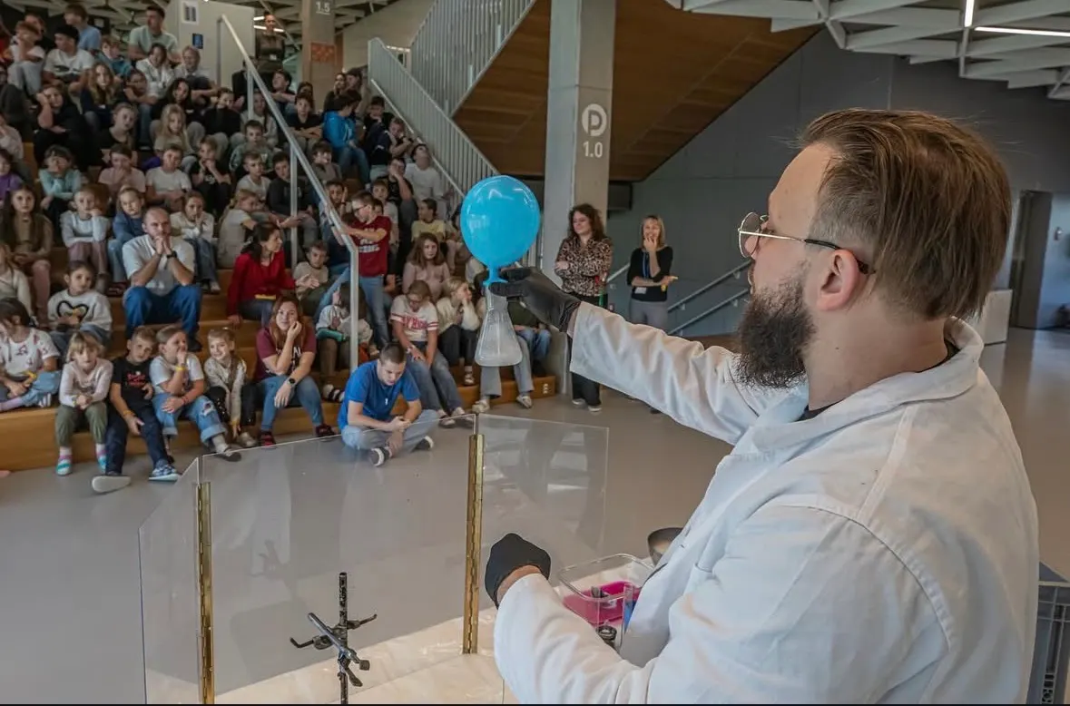 Chemik nafukuje balón pred plným hľadiskom žiakov