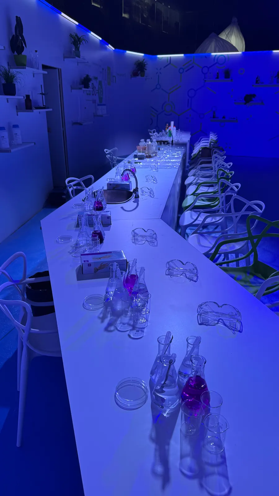 Nachystané laboratórne stanoviská v modrom svetle