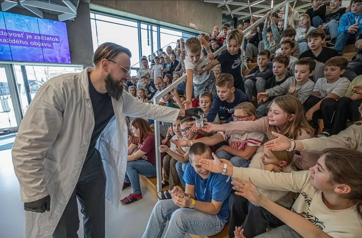 Žiaci sa hlásia ako dobrovoľníci k pokusu
