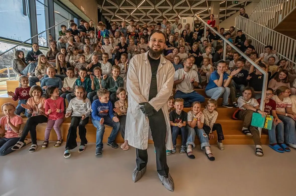 Chemik stojí pred plným hľadiskom žiakov