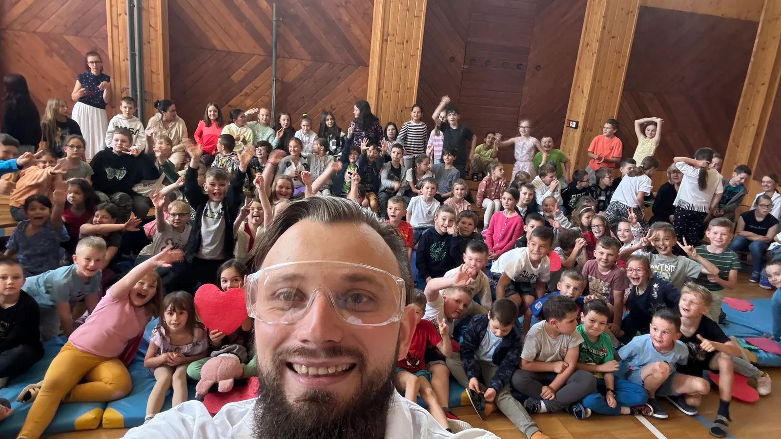 Selfie chemika so žiakmi v telocvični