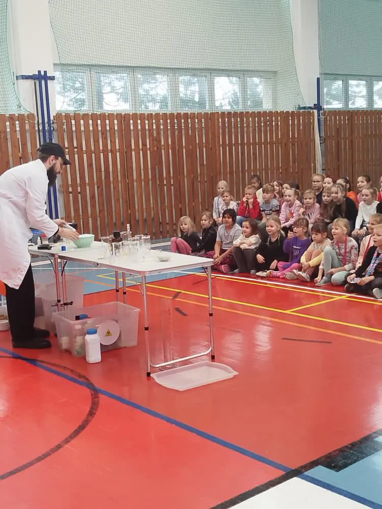 Chemická show v školskej telocvični pred žiakmi